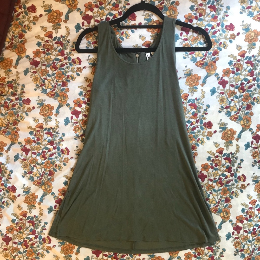 NWOT Cut Out Zipper Shift Dress